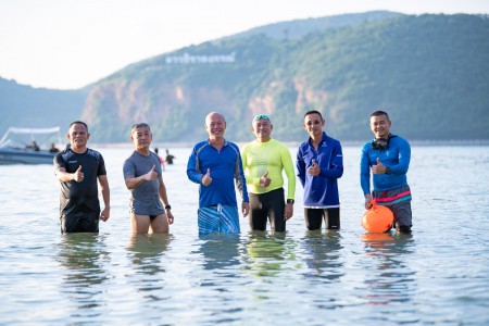 ว่ายน้ำกลางทะเล